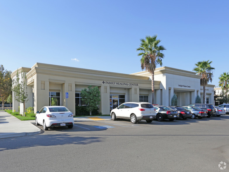 7025 N Chestnut Ave, Fresno, CA for lease - Primary Photo - Image 2 of 6