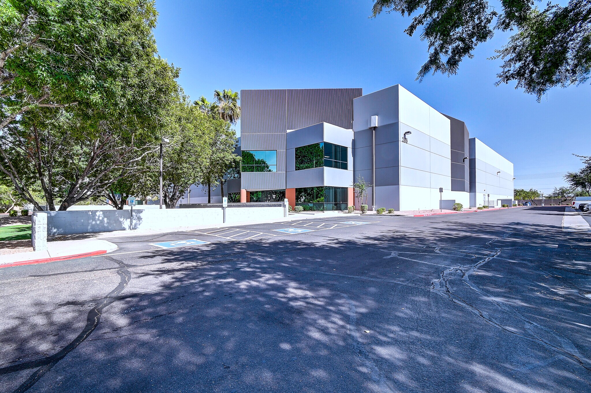 2075 W Obispo Ave, Gilbert, AZ for lease Interior Photo- Image 1 of 11