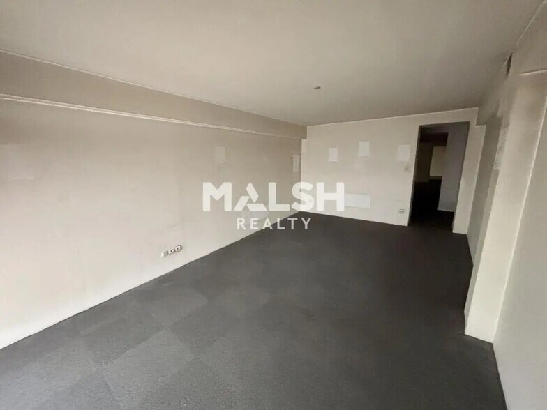 Office in Lyon for lease - Building Photo - Image 3 of 5