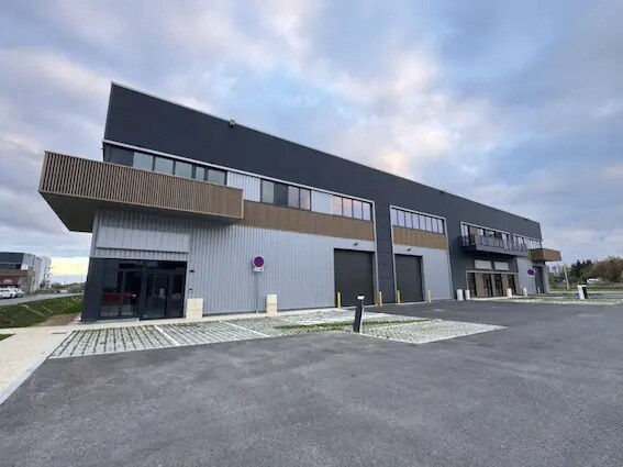 Flex in Chalifert for lease Building Photo- Image 1 of 8