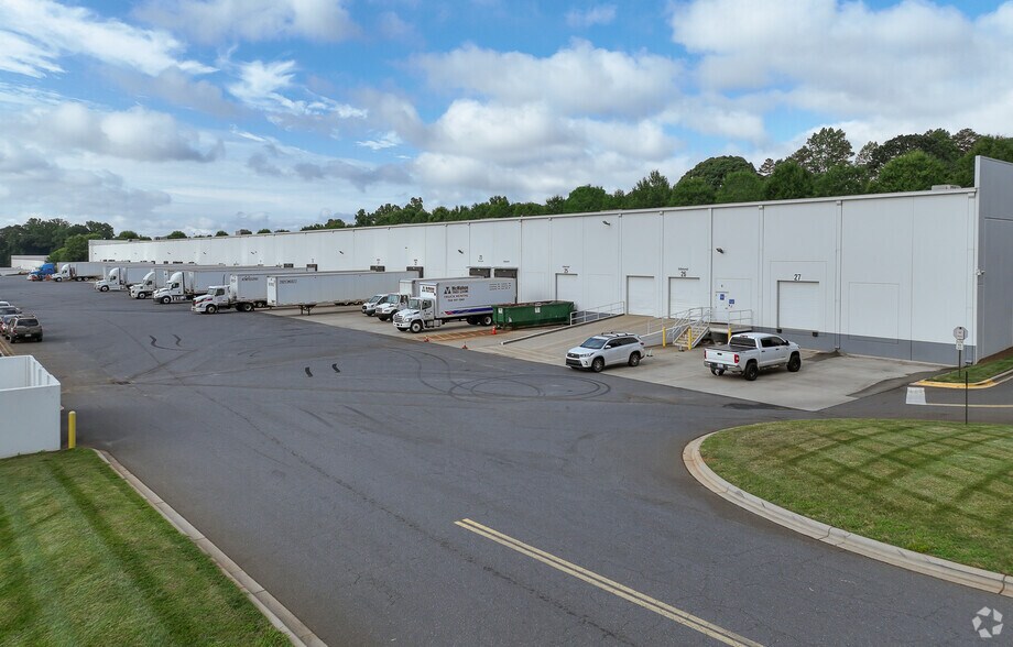 9015 Air Park West Dr, Charlotte, NC for lease - Building Photo - Image 2 of 4