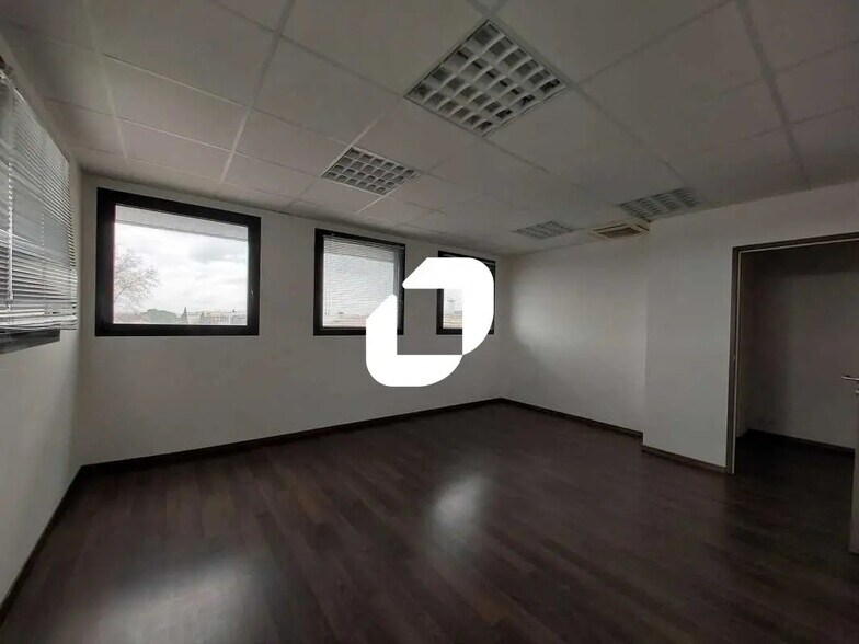 Retail in Nîmes for lease - Interior Photo - Image 2 of 11