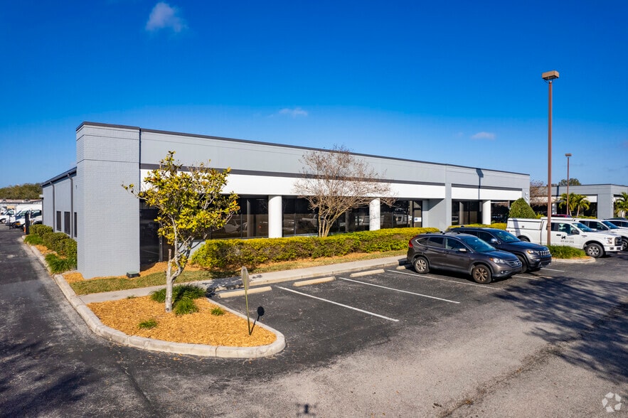 5471 W Waters Ave, Tampa, FL for lease - Building Photo - Image 1 of 9