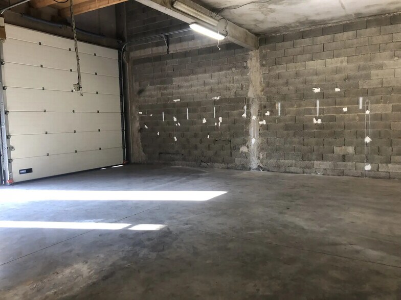 Industrial in Velaux for lease - Interior Photo - Image 2 of 6