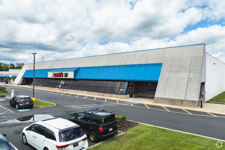 200-300 Commerce Cir, Bristol, PA for sale - Primary Photo - Image 1 of 1