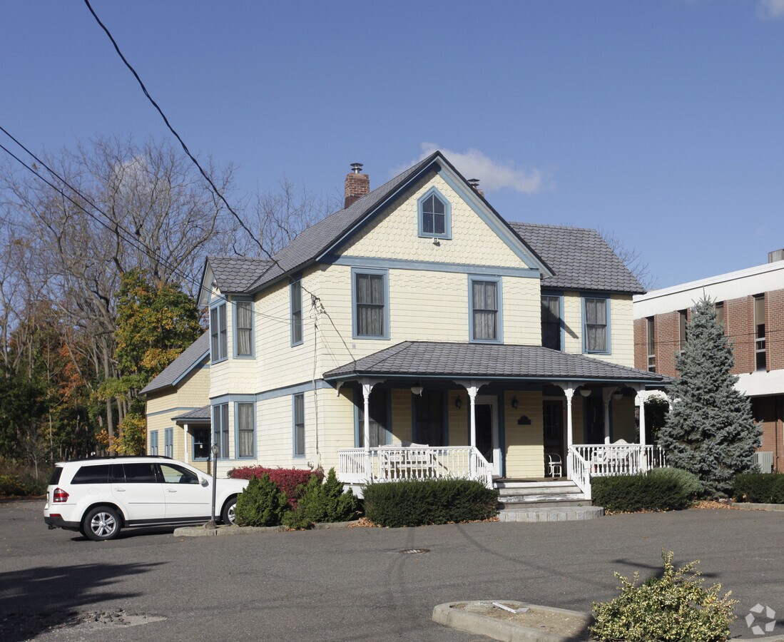 88 Maple Ave, Smithtown, NY 11787