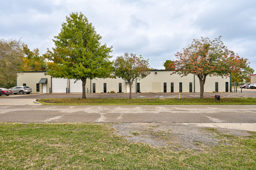 2541 NW 2nd St, Oklahoma City, OK for sale - Building Photo - Image 2 of 18