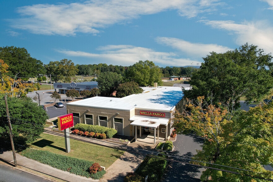 330 W Main St, Forest City, NC for lease - Building Photo - Image 2 of 9