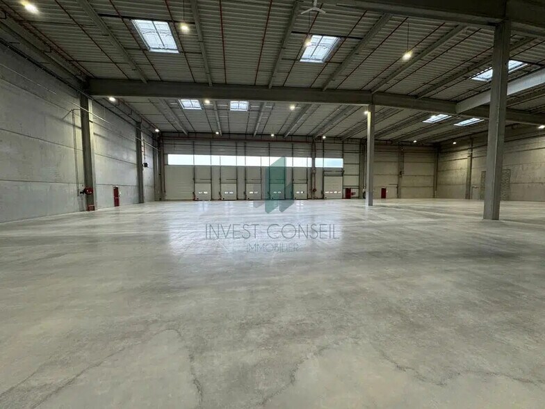 Flex in Le Thillay for lease - Building Photo - Image 2 of 7