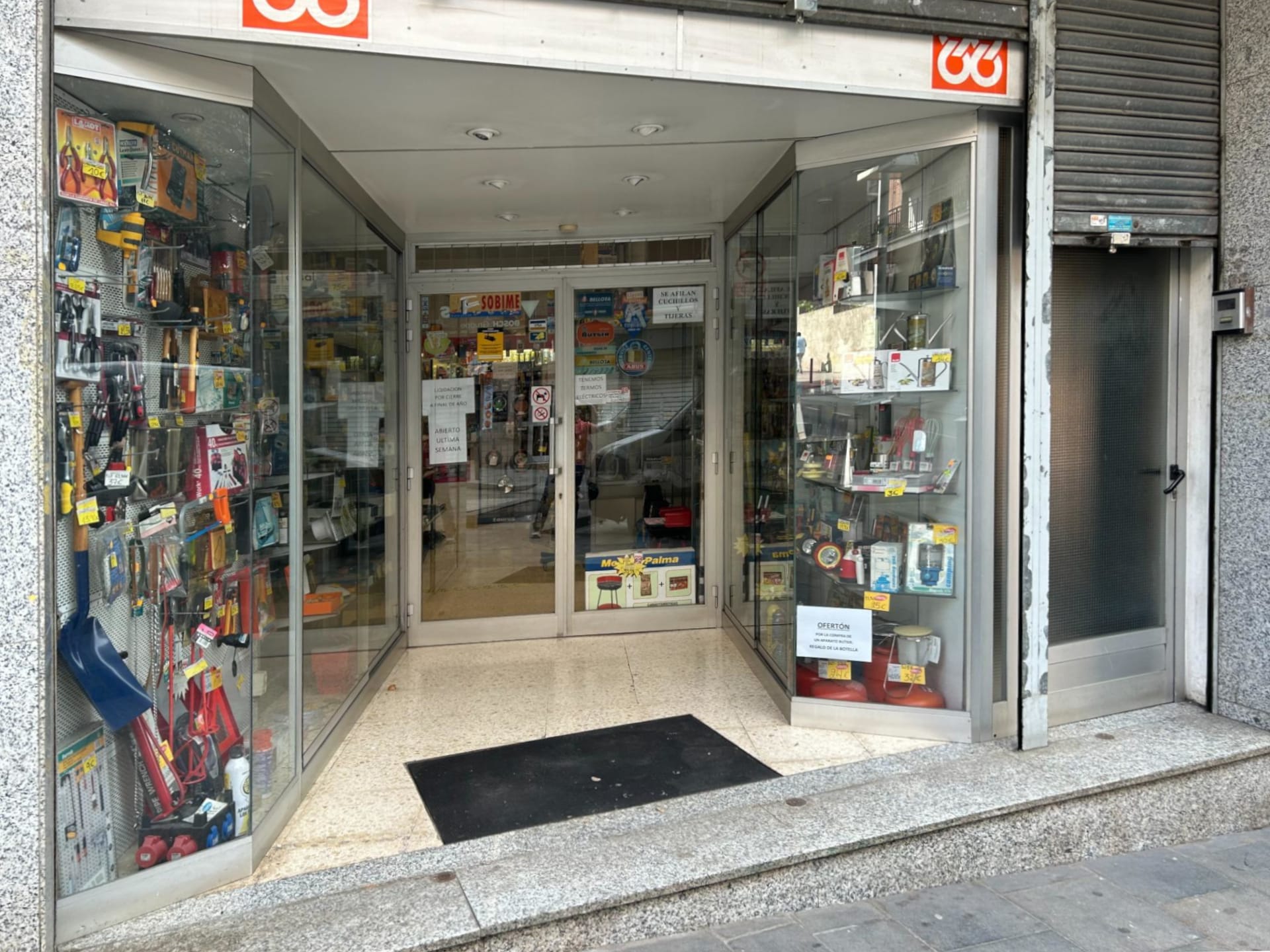 Retail in Badalona, Barcelona for lease Interior Photo- Image 1 of 27
