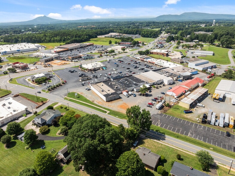 607 S Main St, King, NC for lease - Building Photo - Image 3 of 53