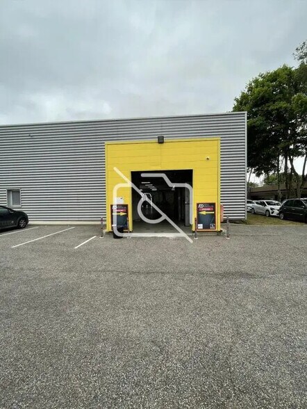 Office in Trappes for lease - Building Photo - Image 3 of 17