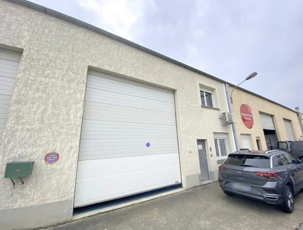 Location Local d'activités 303 m² - Photo 1