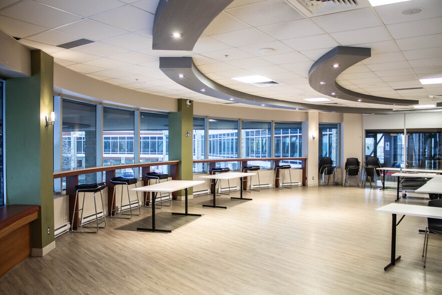 815 Boul Lebourgneuf, Québec, QC for lease - Interior Photo - Image 3 of 4