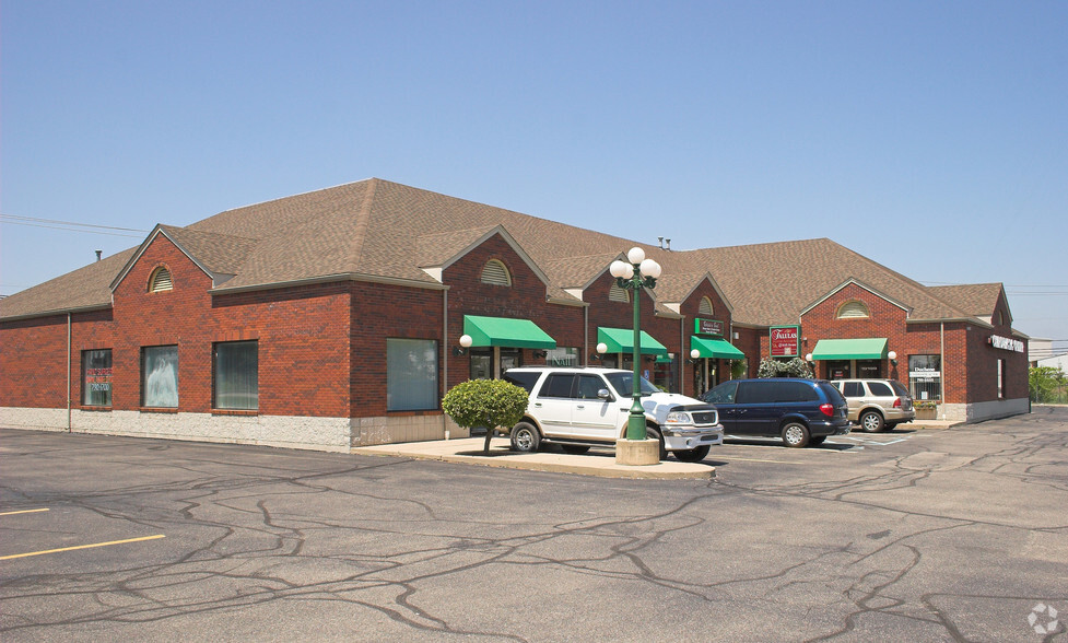 19181 Fifteen Mile Rd, Clinton Township, MI for lease - Building Photo - Image 3 of 5