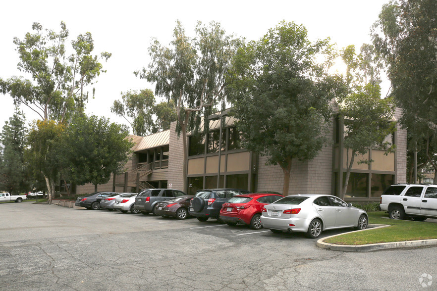 5053 La Mart Dr, Riverside, CA for lease - Building Photo - Image 1 of 8