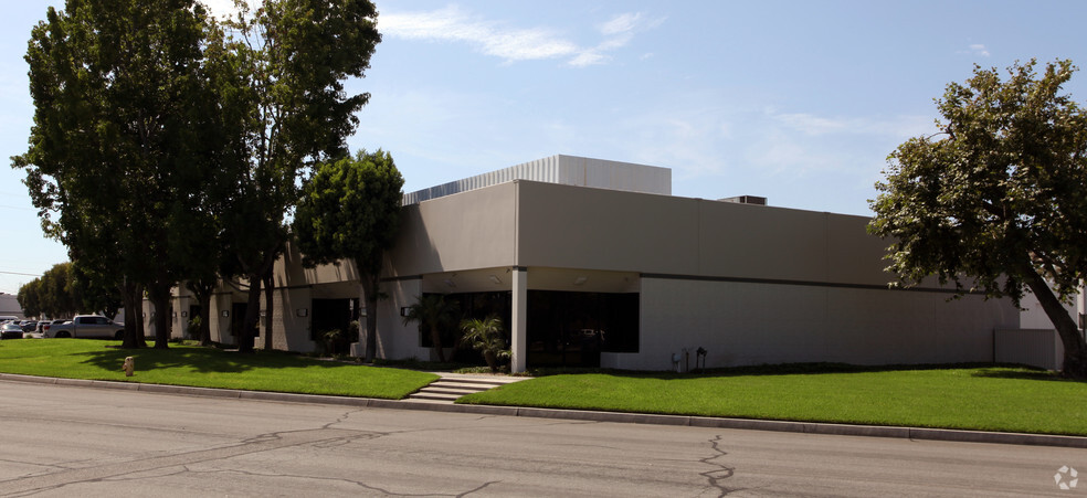 1591 S Sinclair St, Anaheim, CA for lease - Building Photo - Image 3 of 29