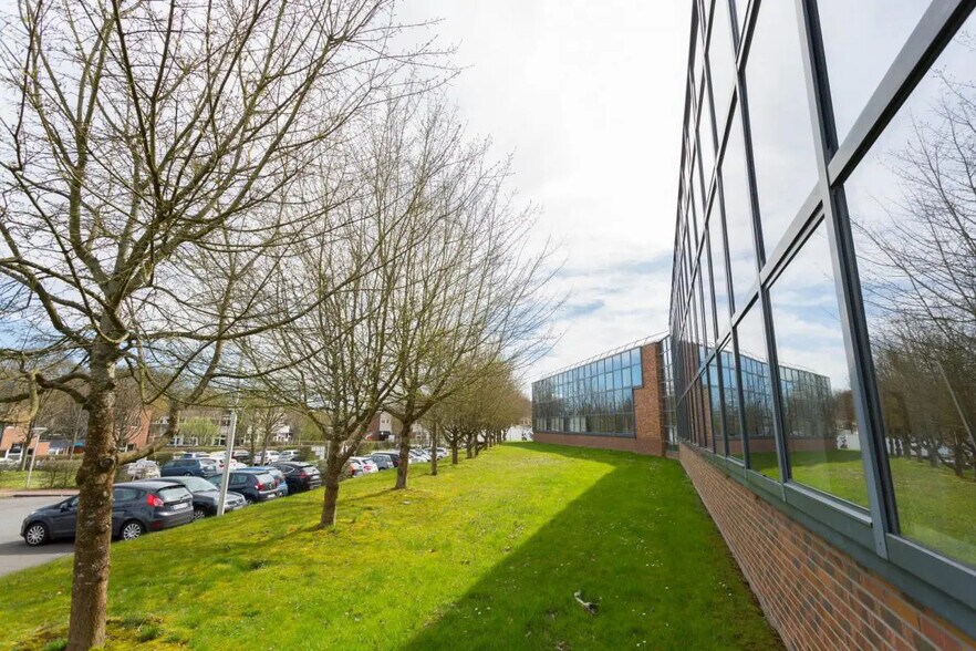 Office in Bièvres for lease - Building Photo - Image 3 of 8