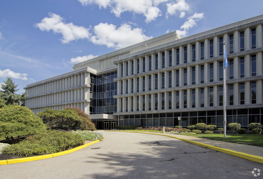 700 Quaker Ln, Warwick, RI for lease - Building Photo - Image 1 of 25