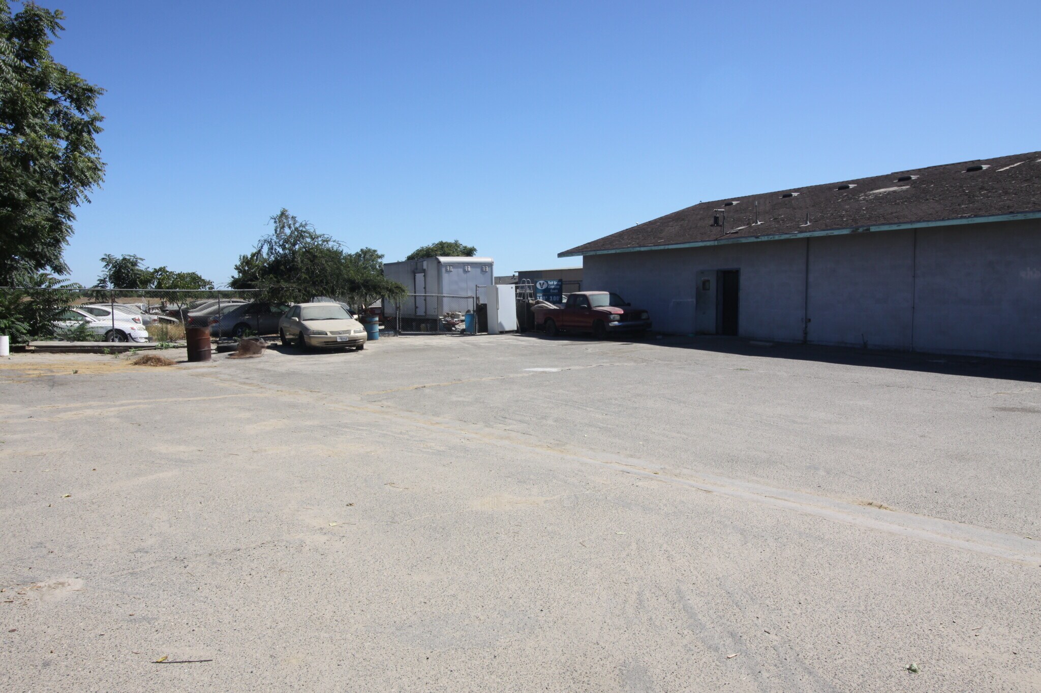 3126 W Elkhorn Ave, Caruthers, CA 93609 Gas Station w/ Mini Mart