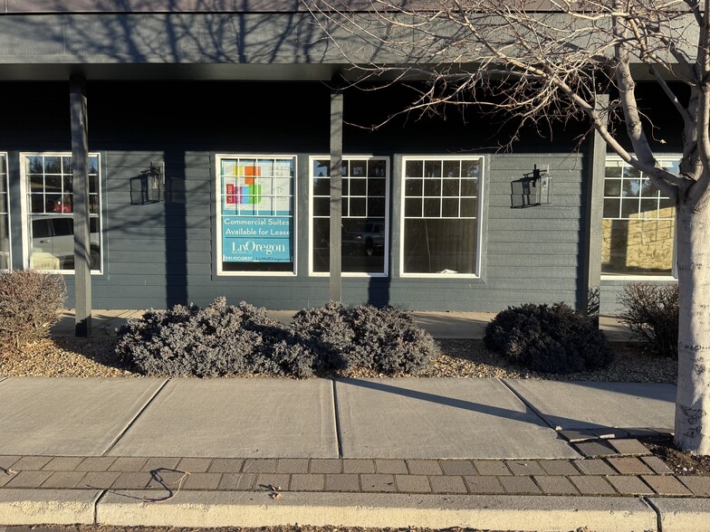 192 E Main Ave, Sisters, OR for lease - Building Photo - Image 3 of 25