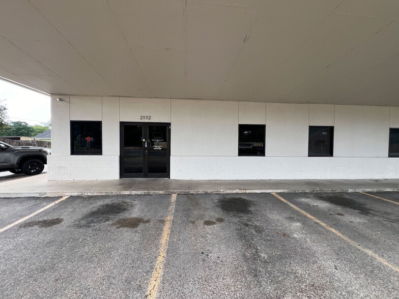 2112 N Navarro St, Victoria, TX for lease - Building Photo - Image 1 of 7