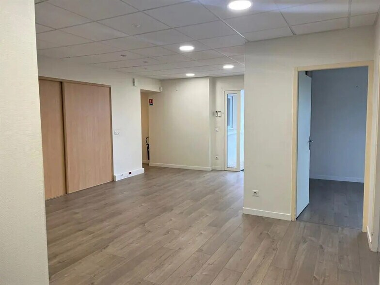 Office in École-Valentin for lease - Building Photo - Image 3 of 9