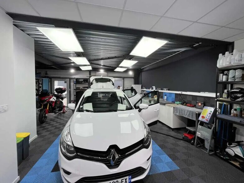 Flex in Dagneux for sale - Building Photo - Image 3 of 7