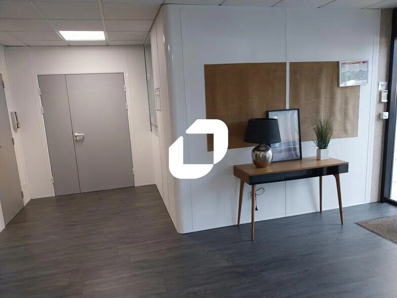 Office in Échirolles for lease - Lobby - Image 1 of 13