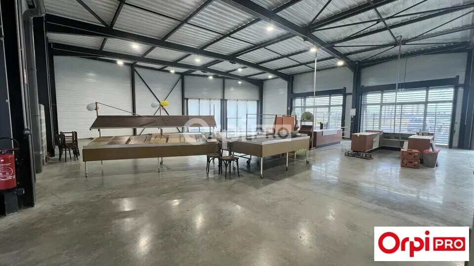 Retail in Valence for lease - Interior Photo - Image 2 of 5