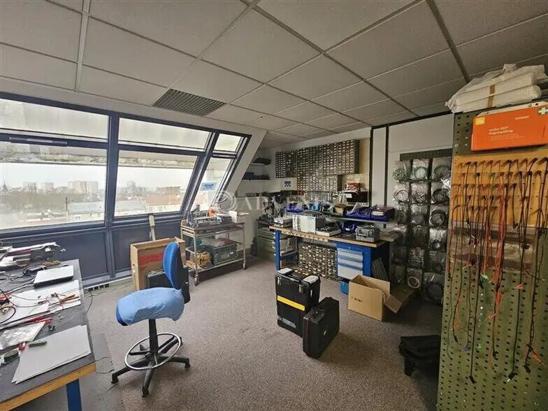 Office in Pantin for lease - Building Photo - Image 3 of 12