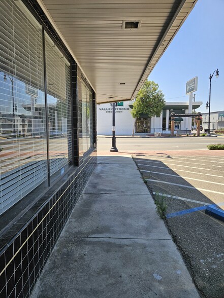 211 E Yosemite Ave, Manteca, CA for lease - Building Photo - Image 2 of 15