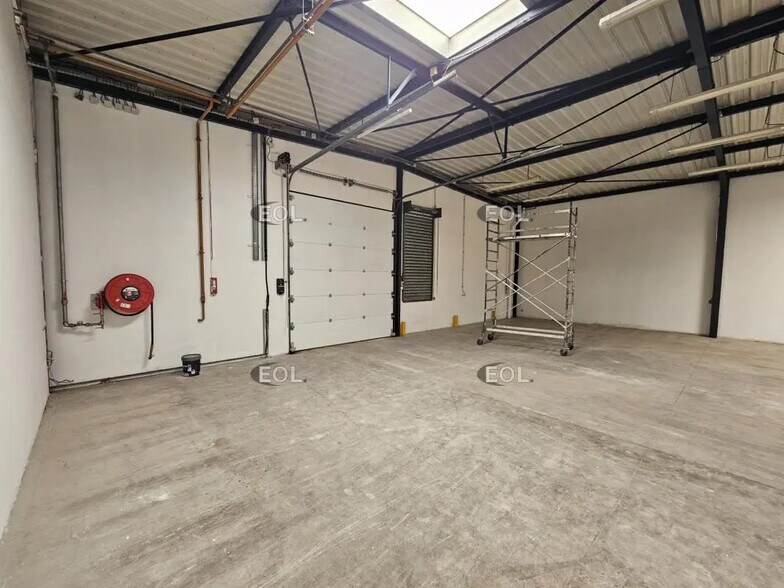 Flex in Ivry-sur-Seine for lease - Interior Photo - Image 3 of 9