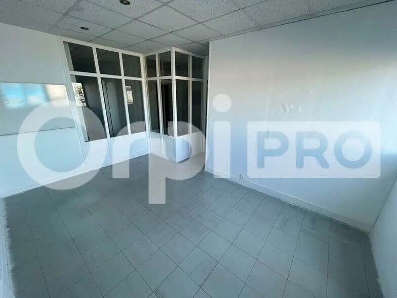 Office in Ormoy for lease - Interior Photo - Image 2 of 8