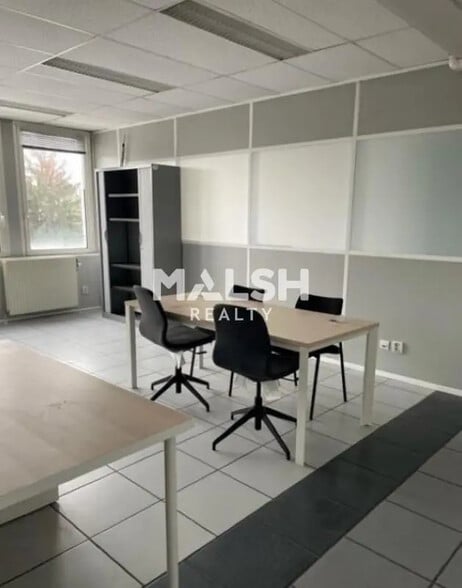 Office in Vénissieux for lease - Interior Photo - Image 1 of 8