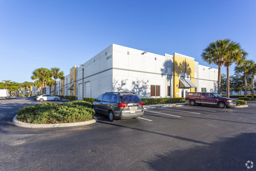 12960 Commerce Lakes Dr, Fort Myers, FL for lease - Primary Photo - Image 1 of 9