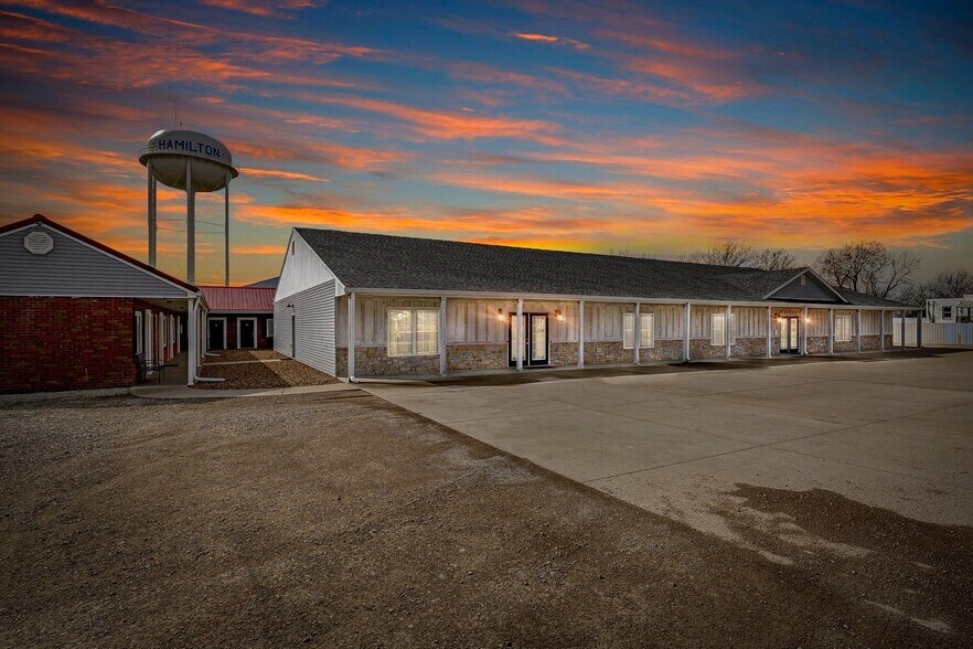 703 W Berry St, Hamilton, MO for sale - Building Photo - Image 1 of 1