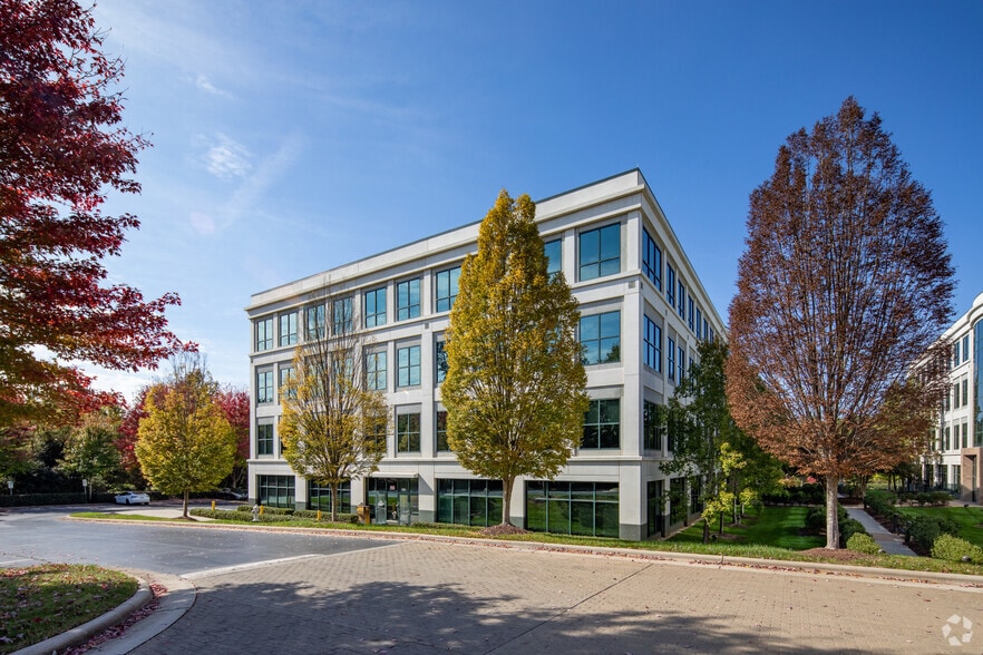 8020 Arco Corporate Dr, Raleigh, NC for lease - Building Photo - Image 3 of 25