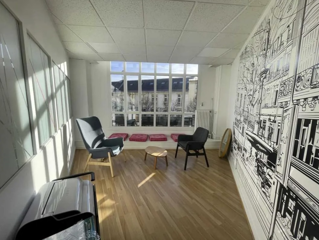 Office in Paris for lease Interior Photo- Image 1 of 3