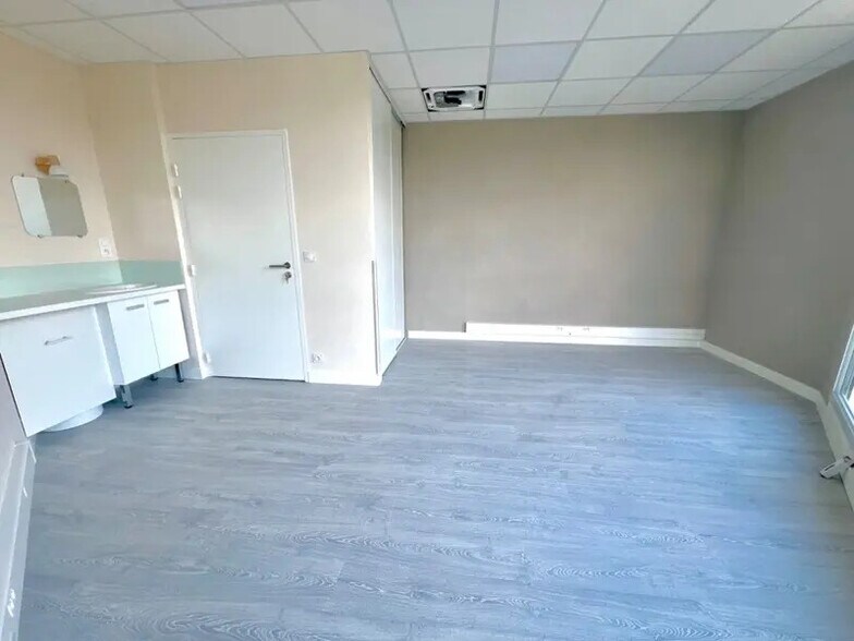 Retail in VALLIÈRES for sale - Building Photo - Image 3 of 17