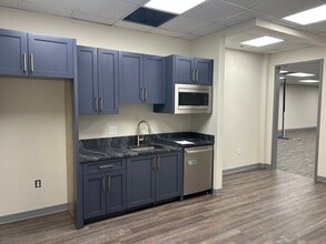 655 Engineering Dr, Peachtree Corners, GA for lease Building Photo- Image 2 of 5