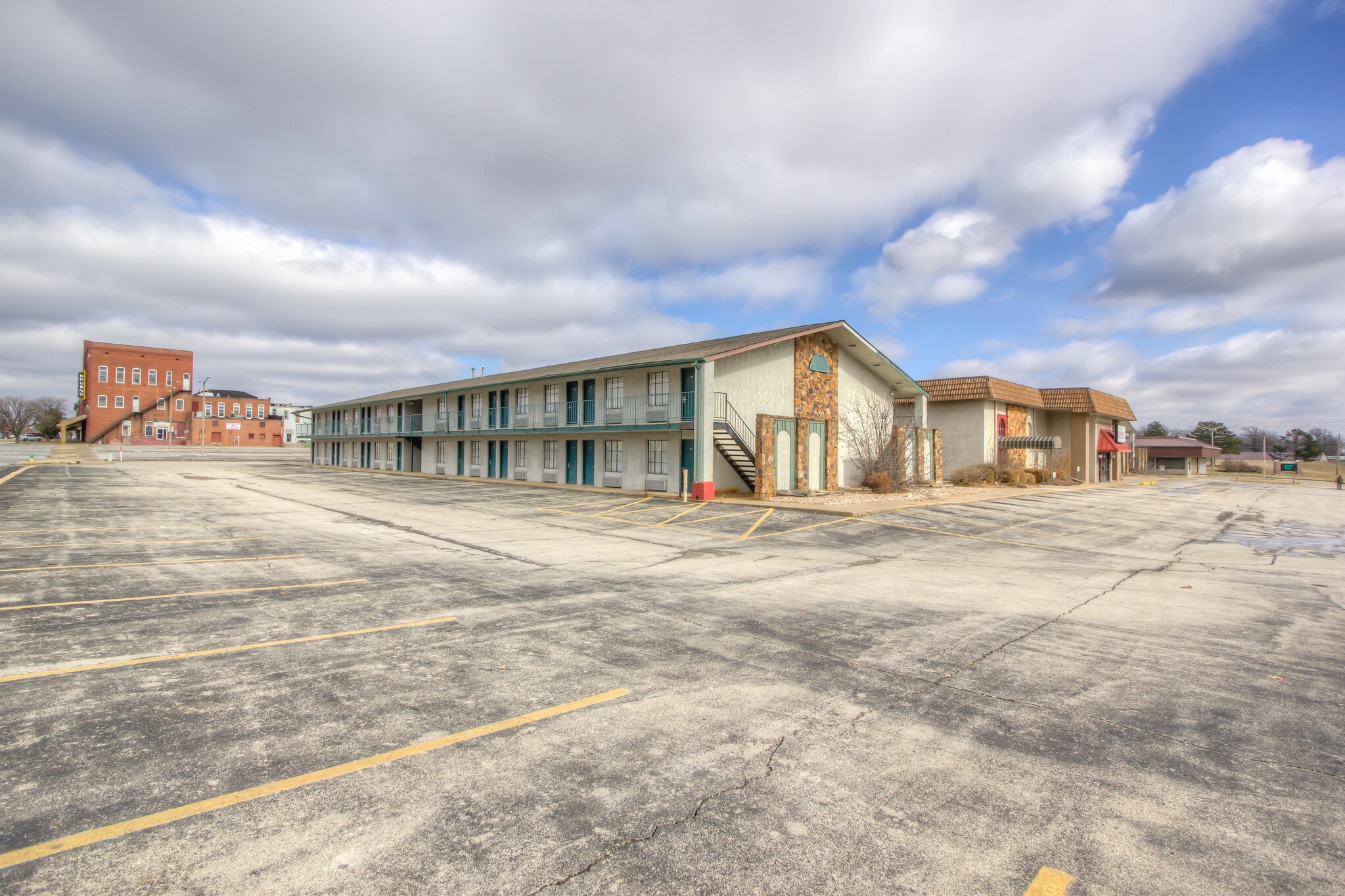 104 W 11th St, Coffeyville, KS 67337 - National 9 Coffeyville | LoopNet