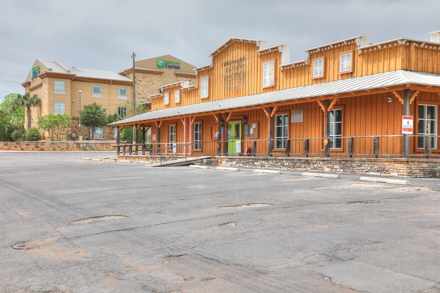 520 Granite Ave, Fredericksburg, TX for sale - Building Photo - Image 2 of 13
