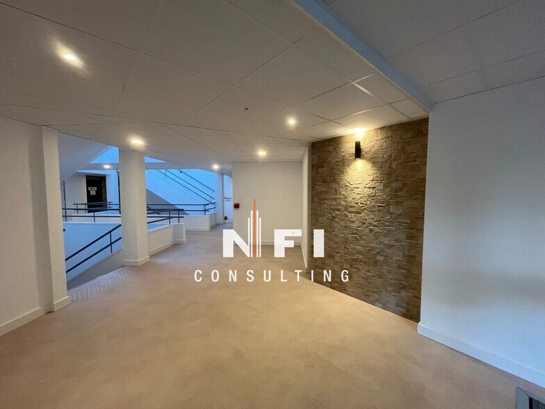 Office in Valbonne for lease - Lobby - Image 3 of 9