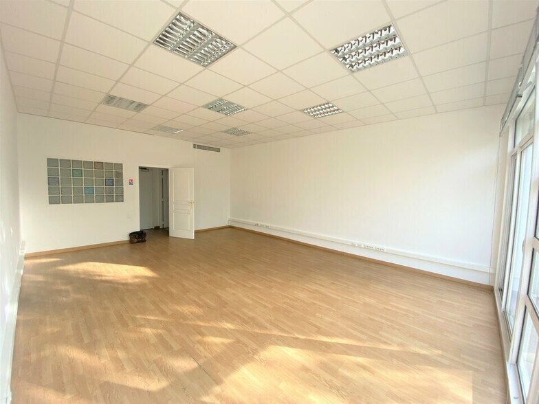 Office in Mouans-Sartoux for lease - Building Photo - Image 2 of 4