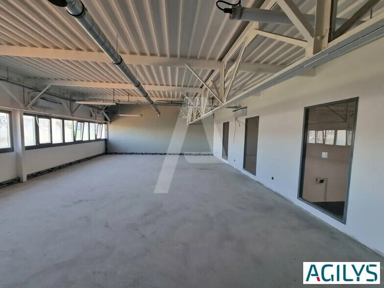 Industrial in Vaux-le-Pénil for lease - Building Photo - Image 2 of 15