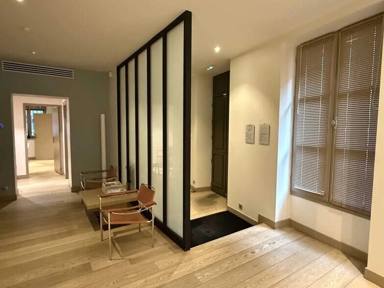 Office in Bordeaux for sale - Interior Photo - Image 1 of 3