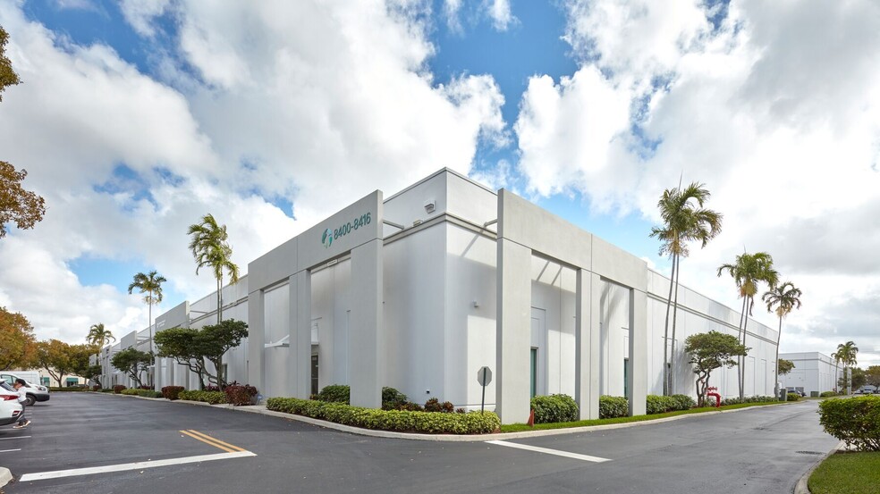 8400-8416 NW 17th St, Miami, FL for lease - Building Photo - Image 1 of 3