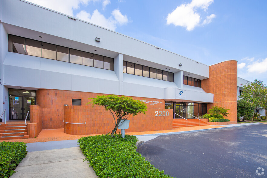 2200 SW 45th St, Fort Lauderdale, FL for lease - Building Photo - Image 1 of 7