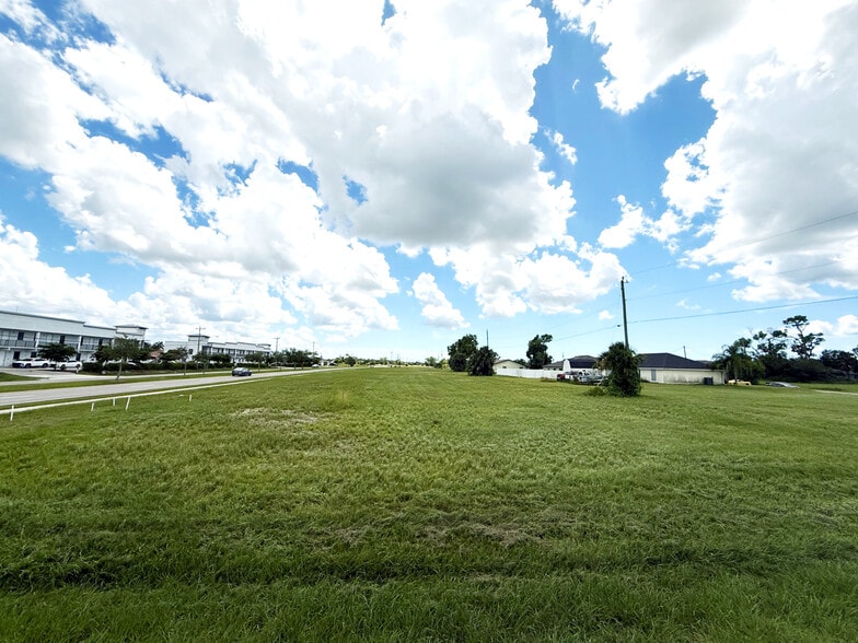 902 Skyline Blvd, Cape Coral, FL for sale - Building Photo - Image 2 of 2